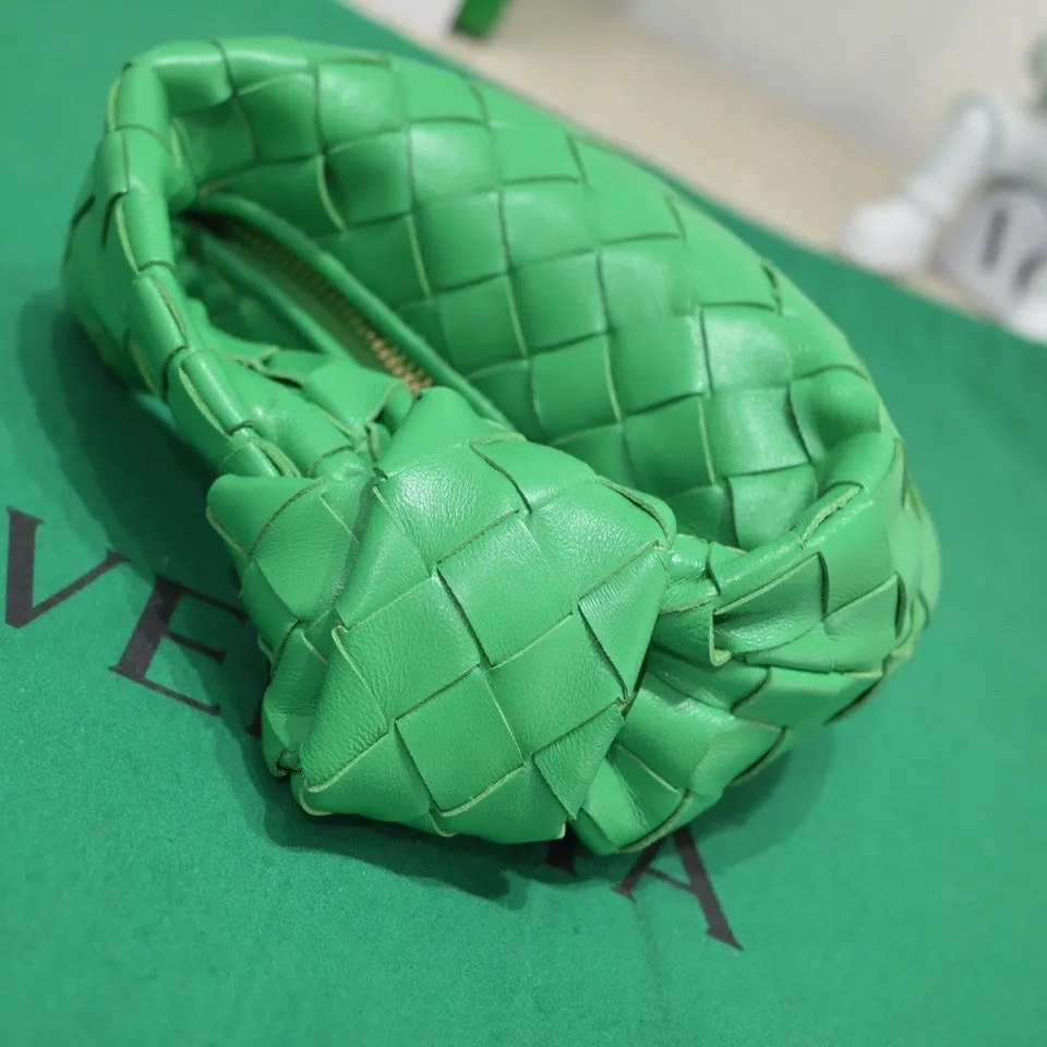 Batch 1080 BV super mini JODIE handbag, dumpling bag, woven knotted bag, simple, fashionable and super cute🍒Every color is high-end. It is a smaller version of the original mini version🤣It can only hold cuteness🍓🍓The upper body is fashionable and romantic. The fashionable bags created by Daniel Lee are really more and more favored by street experts. Style number: 6699-0# Size: 17*16*6.5